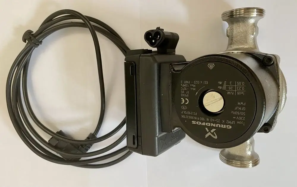 Pumpe mit einem Anschlusskabel, ausgestattet mit einem Volexstecker und Blindstecker. Hersteller ist Danfoss. Die Pumpe hat ein kompaktes Design mit zwei Anschlüssen.